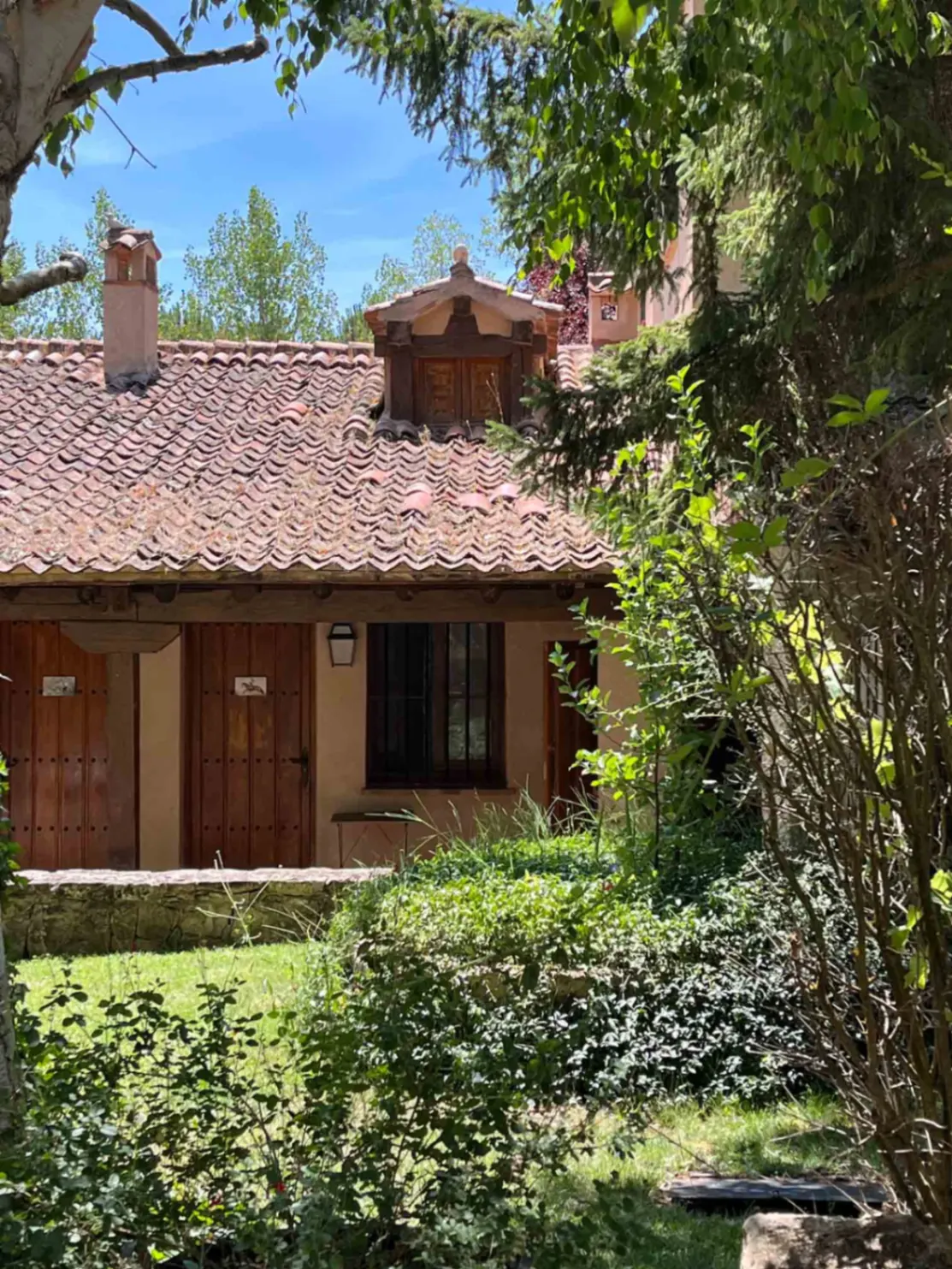 Fachada ajardinada de La Tejera de Fausto en Requijada