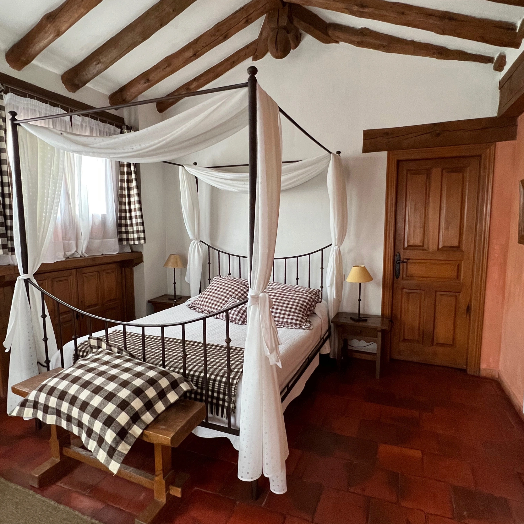 Dormitorio abuhardillado de la suite La Cigüeña