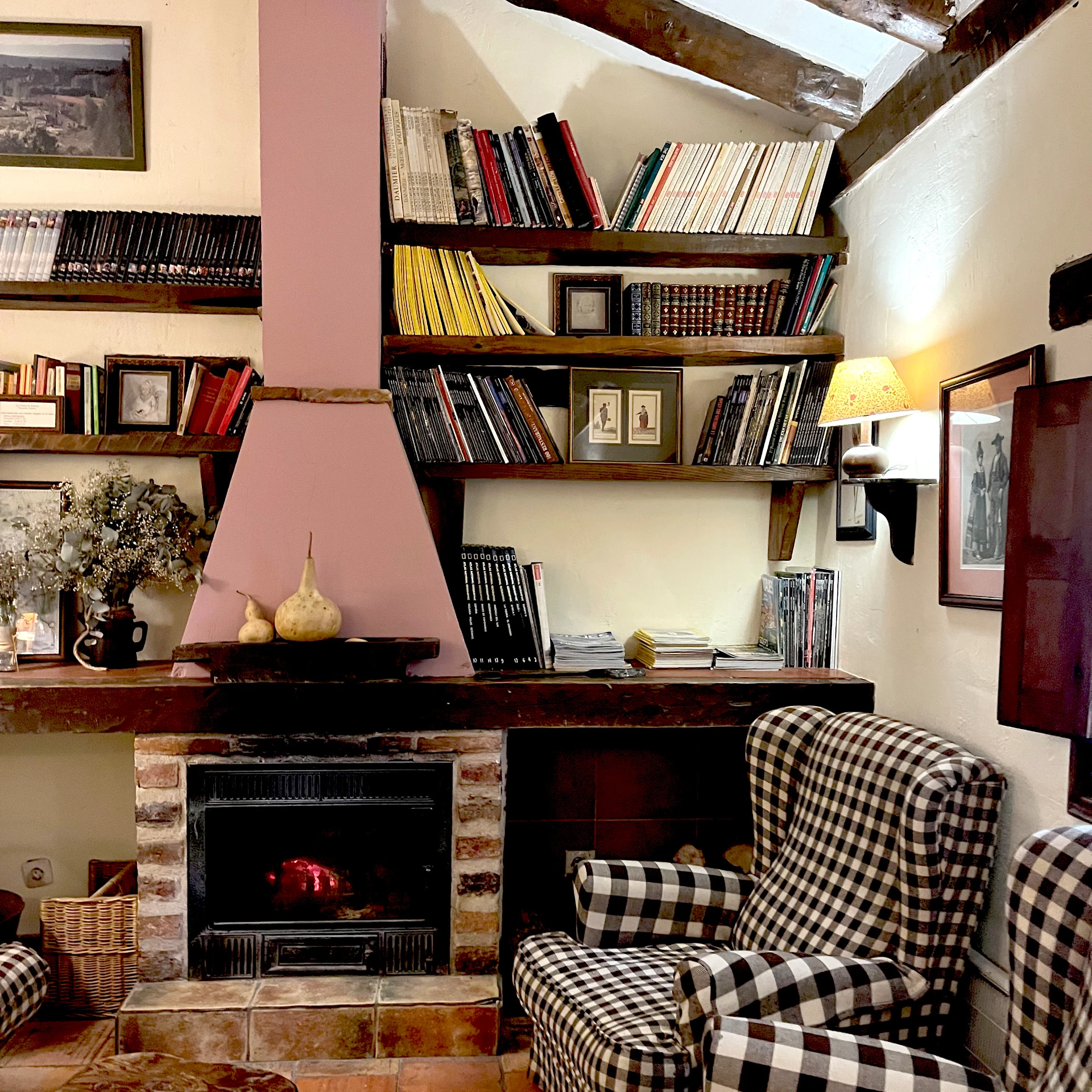 Salón con chimenea de La Tejera de Fausto