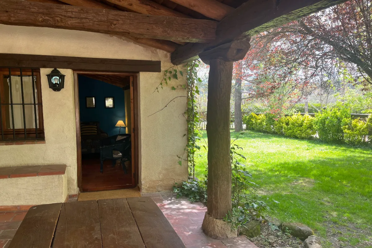 Porche cubierto y jardín de La Tejera de Fausto